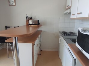 Coffee/tea maker, fridge, microwave, stovetop