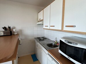 Micro-ondes, plaque de cuisson, lave-vaisselle, grille-pain