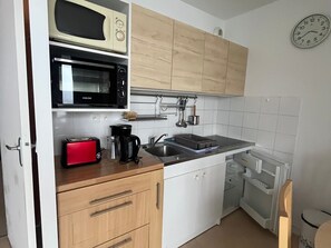 Micro-ondes, plaque de cuisson, cafetière/bouilloire, grille-pain