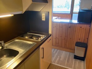 Réfrigérateur, micro-ondes, plaque de cuisson, cafetière/bouilloire