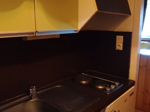 Een koelkast, een microgolfoven, een kookplaat