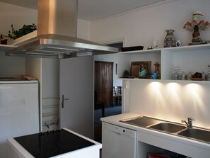 Micro-ondes, four, plaque de cuisson, lave-vaisselle