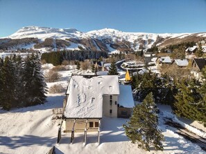 Exterior - Studio in Besse-et-Saint-Anastaise with parking and view of the Cantal mountains (Besse-et-Saint-Anastaise-Super Besse)