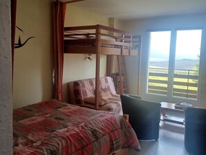 Room - Studio in Besse-et-Saint-Anastaise with parking and view of the Cantal mountains (Besse-et-Saint-Anastaise-Super Besse)