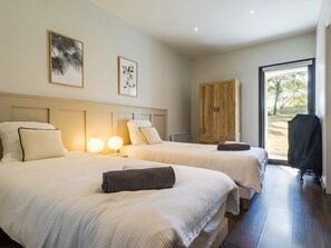 7 bedrooms, free WiFi, bed sheets