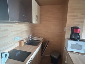 Réfrigérateur, micro-ondes, plaque de cuisson, lave-vaisselle