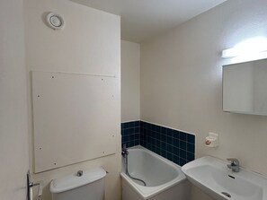 Bathroom - Ski-in/ski-out studio for 4 people (Besse-et-Saint-Anastaise)