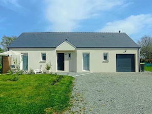 A modern two-story house with a garage, a covered patio, and a well-maintained lawn. - Cozy room with private terrace and wifi in Missillac (Missillac)
