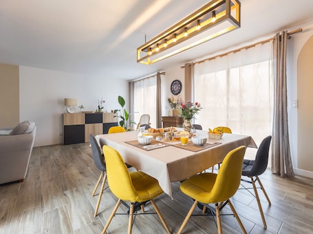 Dining. Cozy room with private terrace and wifi in Missillac