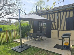 Outdoor dining - Authentic Cottage with Garden and Pool (Beaumontois en Périgord-Sainte-Sabine-Born)