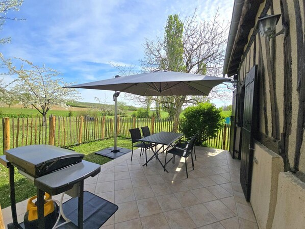Outdoor dining - Authentic Cottage with Garden and Pool (Beaumontois en Périgord-Sainte-Sabine-Born)