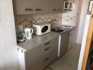 Micro-ondes, plaque de cuisson, cafetière/bouilloire, grille-pain