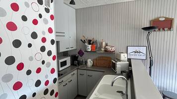 Refrigerador, microondas, placa de cocina, cafetera/tetera