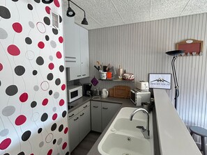 Jääkaappi, mikroaaltouuni, liesi, kahvin-/teenkeitin