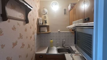 Kühlschrank, Mikrowelle, Herdplatte, Wasserkocher mit Kaffee-/Teezubehör