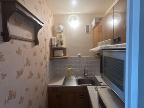 Réfrigérateur, micro-ondes, plaque de cuisson, cafetière/bouilloire