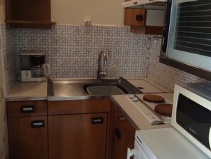 Refrigerador, microondas, placa de cocina, cafetera/tetera