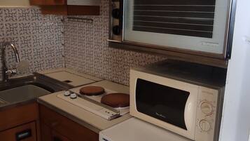 Een koelkast, een microgolfoven, een kookplaat