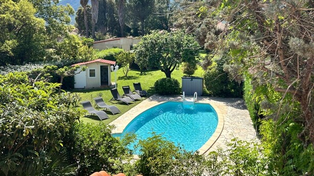 A swimming pool surrounded by lush greenery, a small shed, and a house with a red roof. - Air-conditioned villa with private pool and pets allowed (Saint-Génis-des-Fontaines)