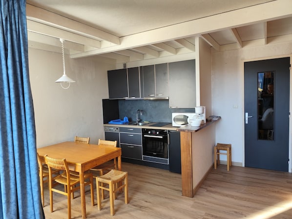 Fridge, microwave, oven, stovetop - Apartment in Super Besse Center with Balcony and Parking (Besse-et-Saint-Anastaise-Super Besse)
