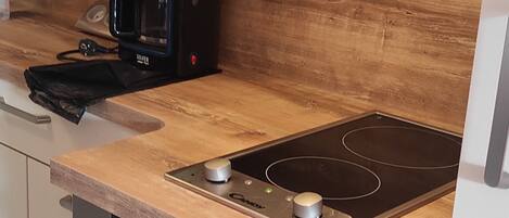 Fridge, oven, stovetop, coffee/tea maker