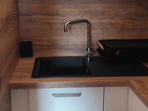 Kühlschrank, Ofen, Herdplatte, Wasserkocher mit Kaffee-/Teezubehör