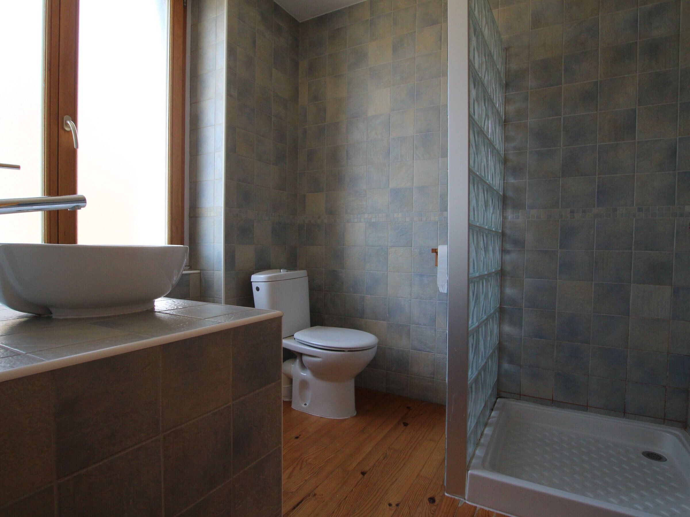 Une salle de bain avec une baignoire, des toilettes et un lavabo.