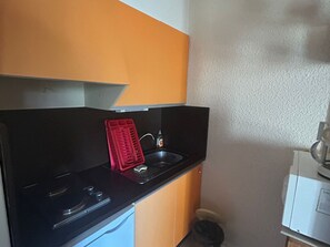 Fridge, stovetop, coffee/tea maker