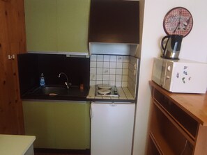 Kjøleskap, mikrobølgeovn, kokeplater og kaffetrakter/tekoker