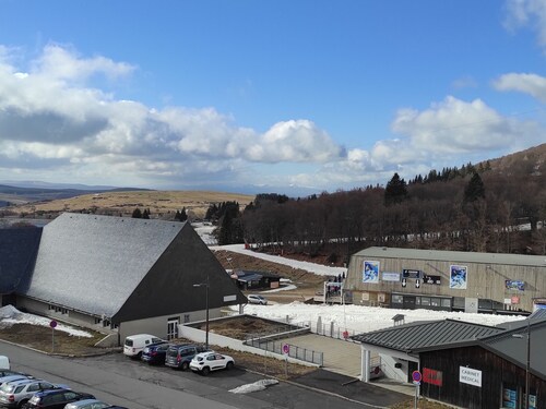 Studio confortable 4 pers, centre station Super Besse, aux pieds des pistes