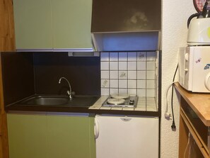 Mikrobølgeovn, kokeplater, kaffetrakter/tekoker og brødrister