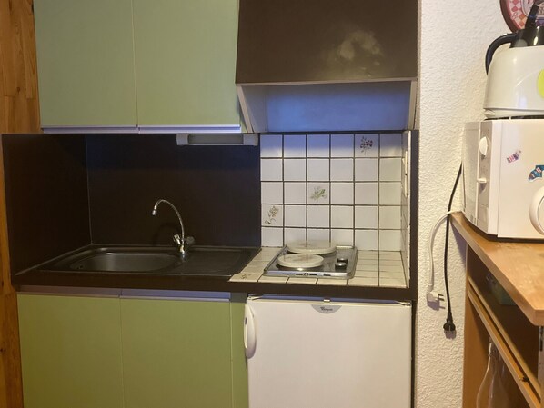 Micro-ondes, plaque de cuisson, cafetière/bouilloire, grille-pain