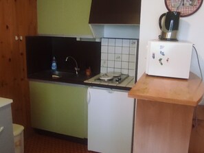 Réfrigérateur, four à micro-ondes, surface de cuisson, cafetière-théière