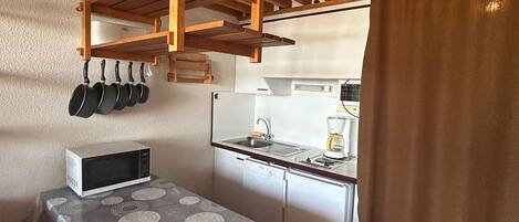 Dishwasher, coffee/tea maker, toaster