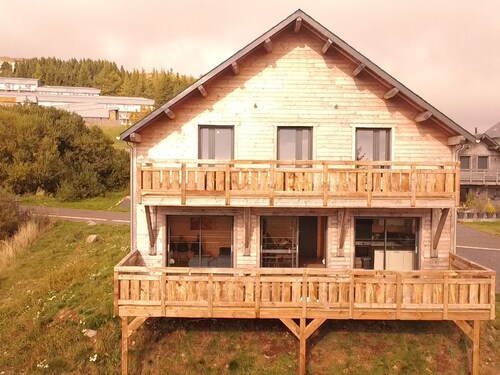 Modern chalet for 14 with private parking