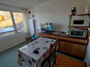 Køleskab, mikrobølgeovn, kogeplade, kaffe-/temaskine