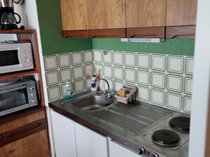 Fridge, microwave, stovetop, coffee/tea maker - Studio at Chandesse with easy access to slopes (Besse-et-Saint-Anastaise-Super Besse)