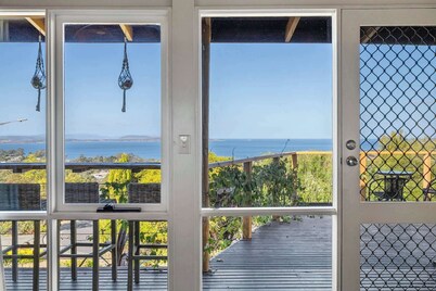 "Oceanview Retreat" - 20kms from CBD - Sleeps 8