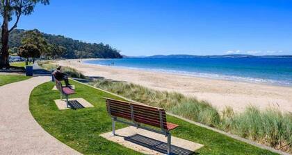 "Oceanview Retreat" - 20kms from CBD - Sleeps 8