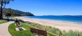 "Oceanview Retreat" -20kms from CBD-Sleeps 10.
