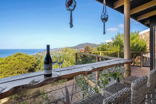 "Oceanview Retreat" - 20kms from CBD - Sleeps 8.