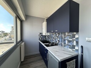 Fridge, microwave, stovetop, coffee/tea maker - Studio in Saint-Jean-de-Monts, sea view, sleeps 3 (Saint-Jean-de-Monts)