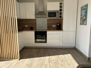 Kühlschrank, Mikrowelle, Ofen, Herdplatte