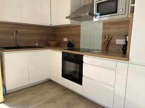 Kylskåp, mikrovågsugn, ugn och spishäll