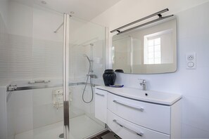 Shower, towels, toilet paper - Villa near the sea with swimming pool (Six-Fours-les-Plages)