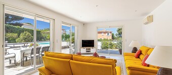 Villa near the sea with swimming pool