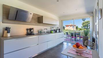 Frigorífic, microones, forn i placa de cuina