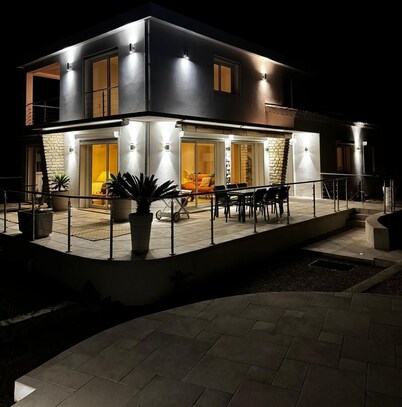 Villa near the sea with swimming pool