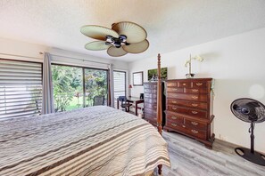 2 slaapkamers, een bureau, een strijkplank/strijkijzer, reisbedje