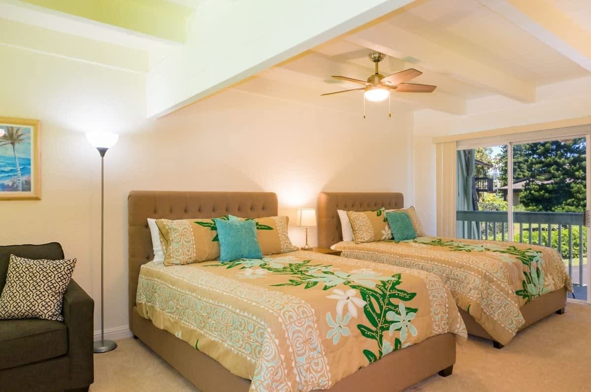 2 habitaciones, escritorio y tabla de planchar con plancha 
